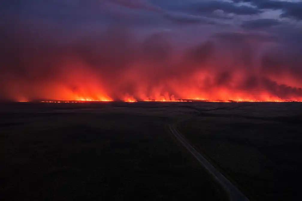 Dronebeelden tonen natuurbrand in Hoge Venen nog niet onder controle