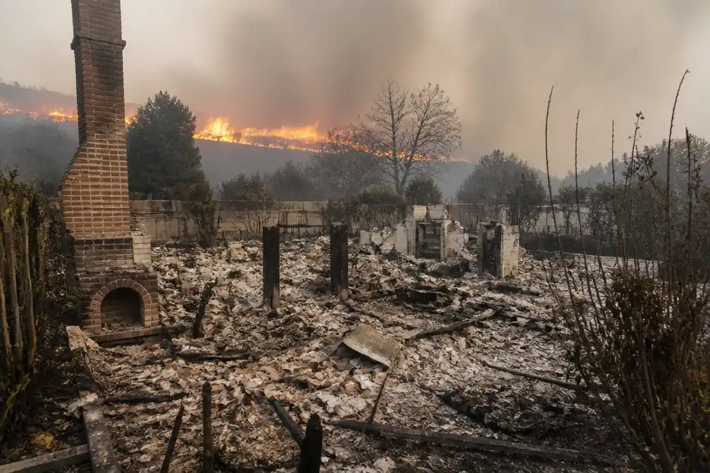 Deurbelcamera filmt verwoesting huis door natuurbrand in Engeland