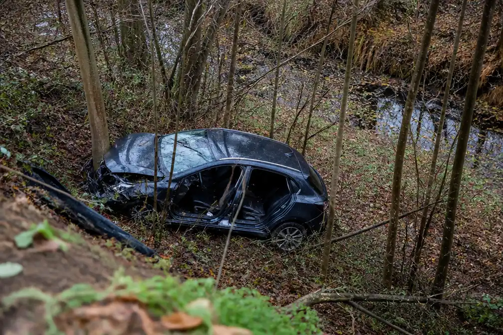 Twee minderjarigen in levensgevaar na val met auto in ravijn in Plombières