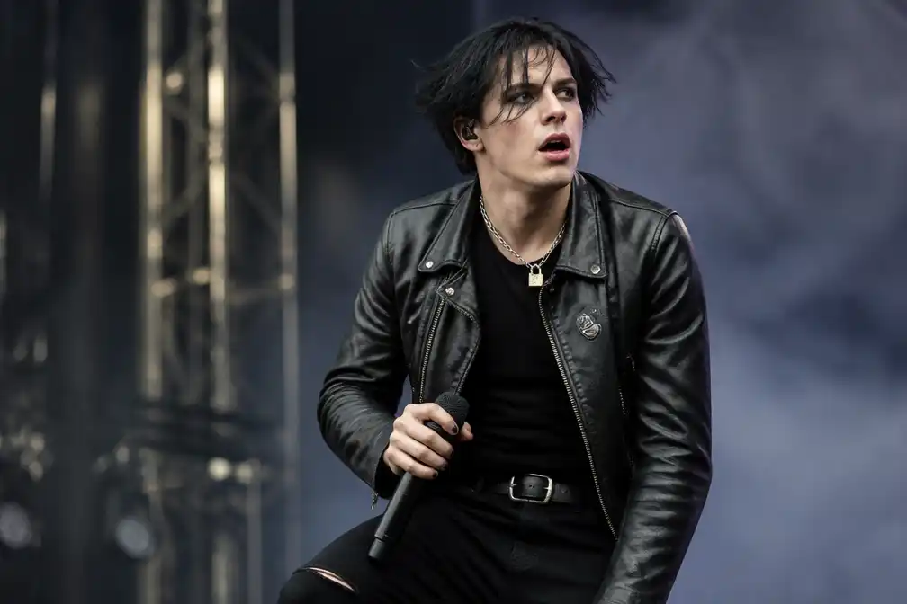 Yungblud raakt beenblessure op, maar belooft Pukkelpop-show door te gaan