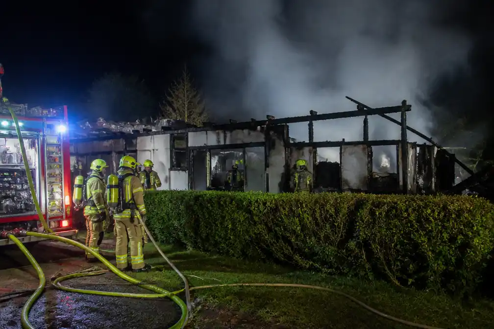 Brand verwoest kantine aan visvijver in Bevel, geen gewonden