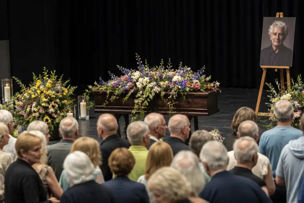 Honderden nemen in Amsterdam afscheid van acteur Peter Faber