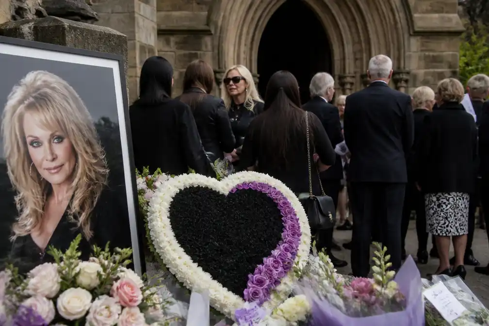 Bonnie Tyler krijgt emotioneel afscheid in Swansea Minster