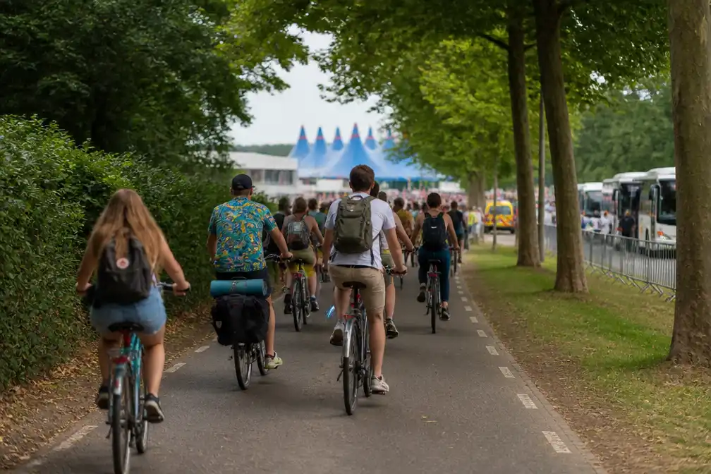 Pukkelpop 2026: 18.000 fietsplaatsen, pop-upfietssnelwegen en gratis shuttles naar Kiewit