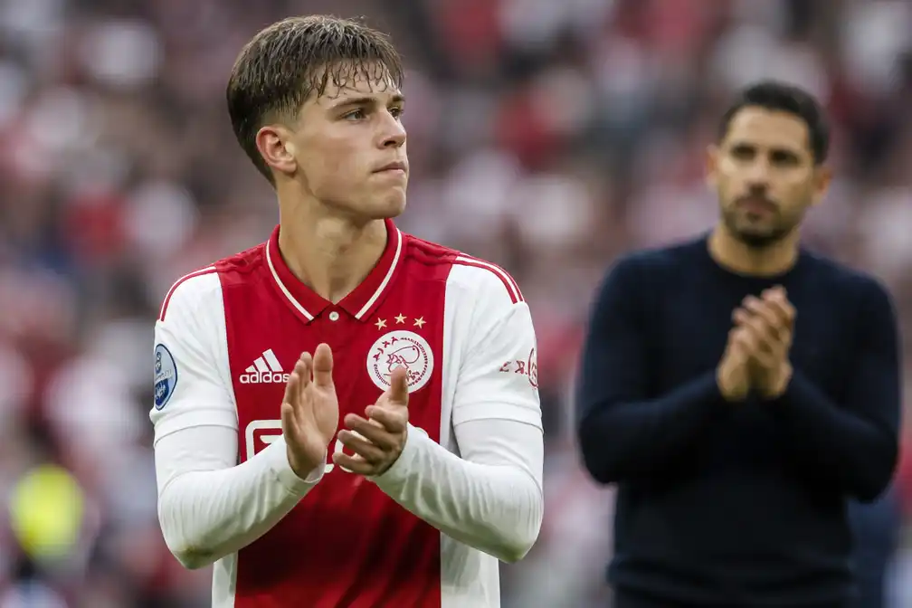 Mika Godts vertrekt bij Ajax naar Paris Saint-Germain voor circa 55 miljoen euro