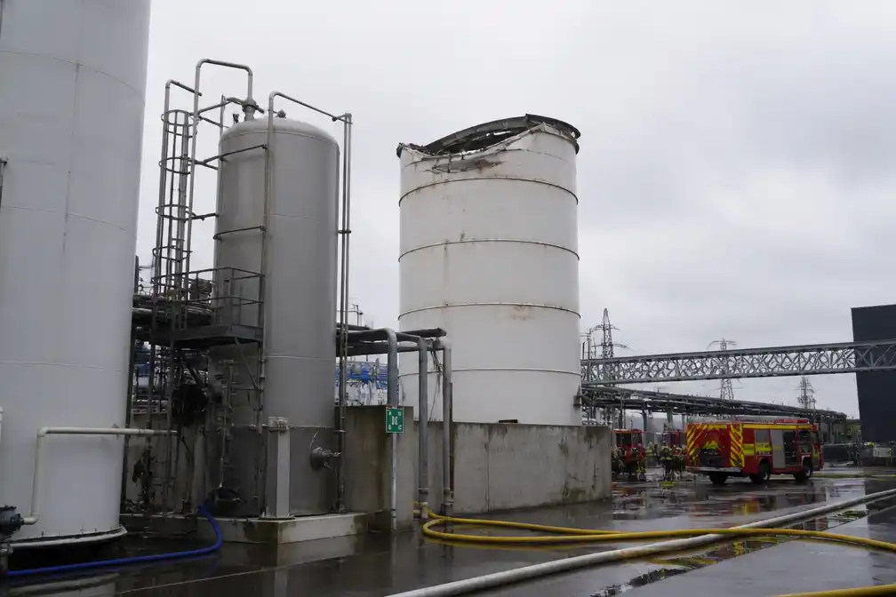 Dak zoutzuurtank vliegt eraf bij Bekaert in Zwevegem