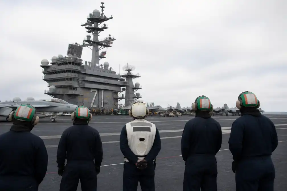Echtgenote militair USS Abraham Lincoln woest op Trump om lange inzet