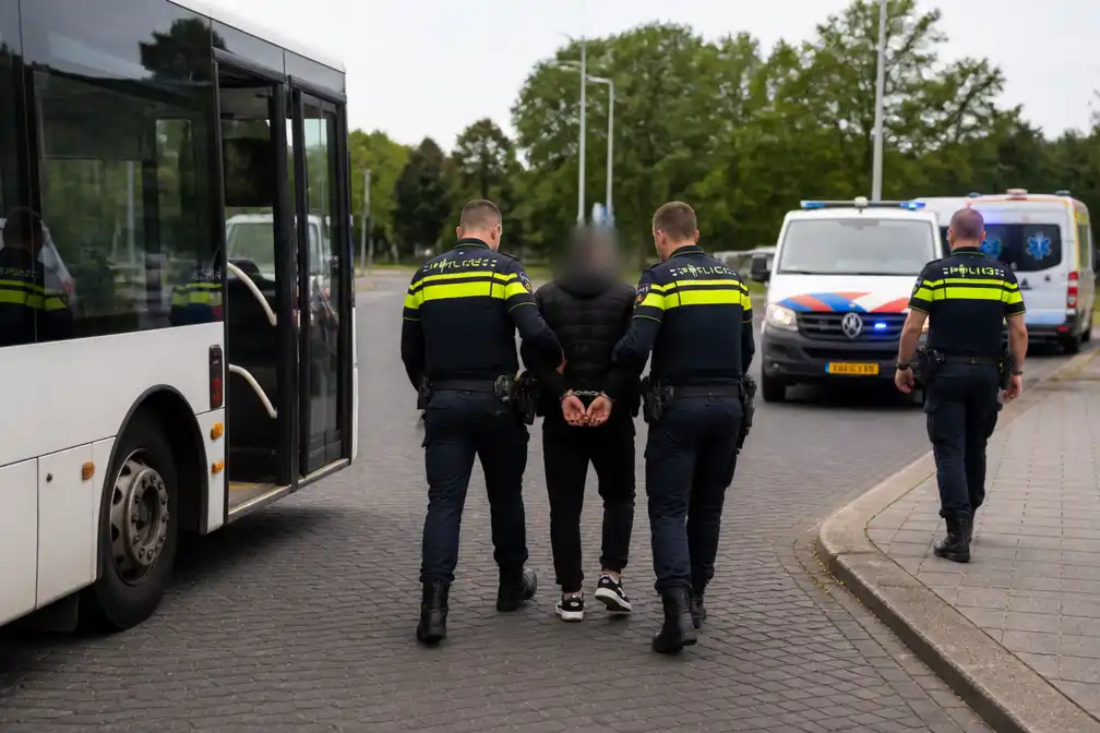 Buschauffeur Arriva zwaargewond na mishandeling in Eijsden; Belgische minderjarige opgepakt
