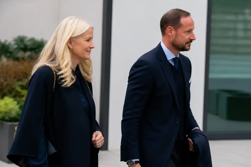 Haakon en Mette-Marit bezoeken koning Harald in ziekenhuis