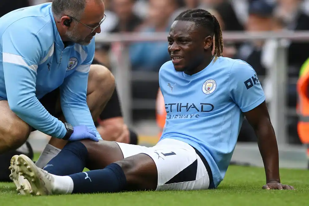 Jeremy Doku weken out met kuitblessure en mist competitieopener Manchester City