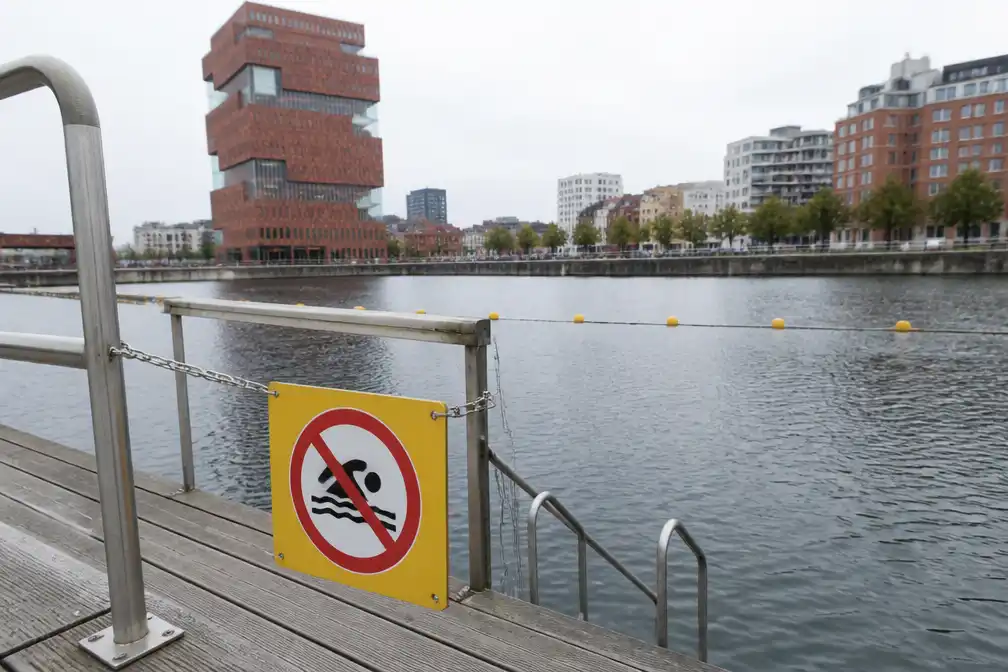 ’t ZwemDok aan Bonapartedok in Antwerpen dicht in weekend door blauwalg