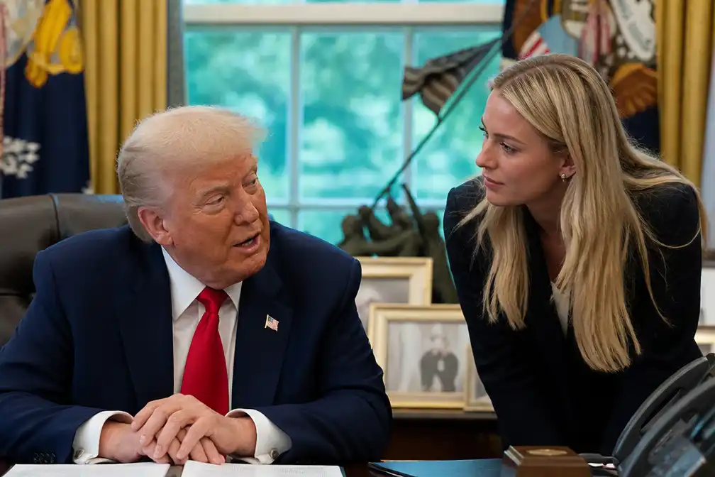 Trump belachelijk gemaakt om hechte band met aide Natalie Harp