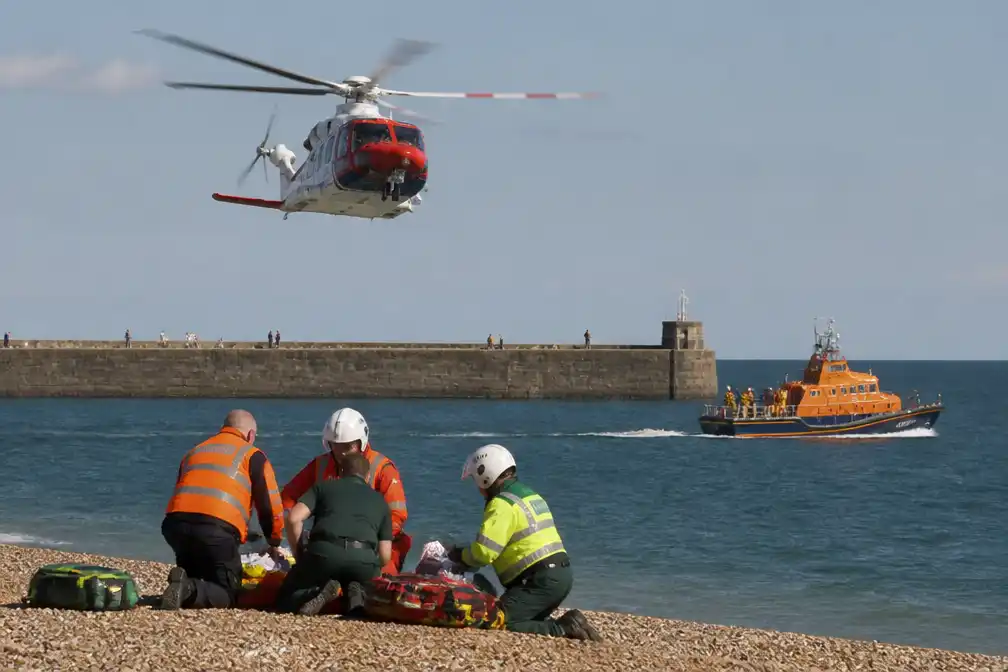 Drie familieleden overleden na moeilijkheden in zee voor kust Sussex