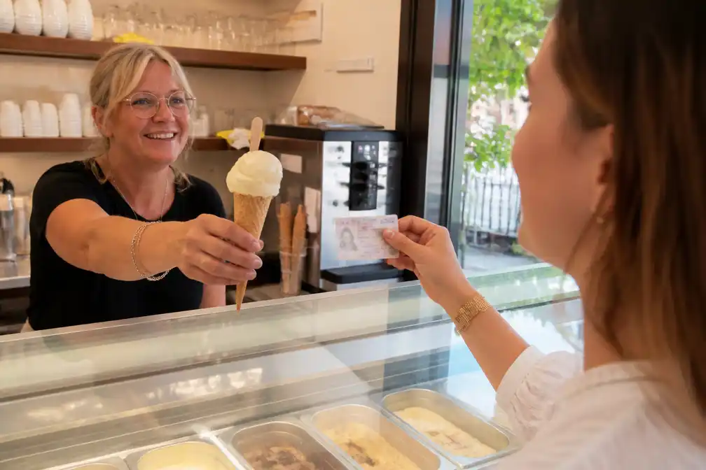 IJssalon verkoopt Grolsch-bierijs, legitimatie verplicht per bolletje