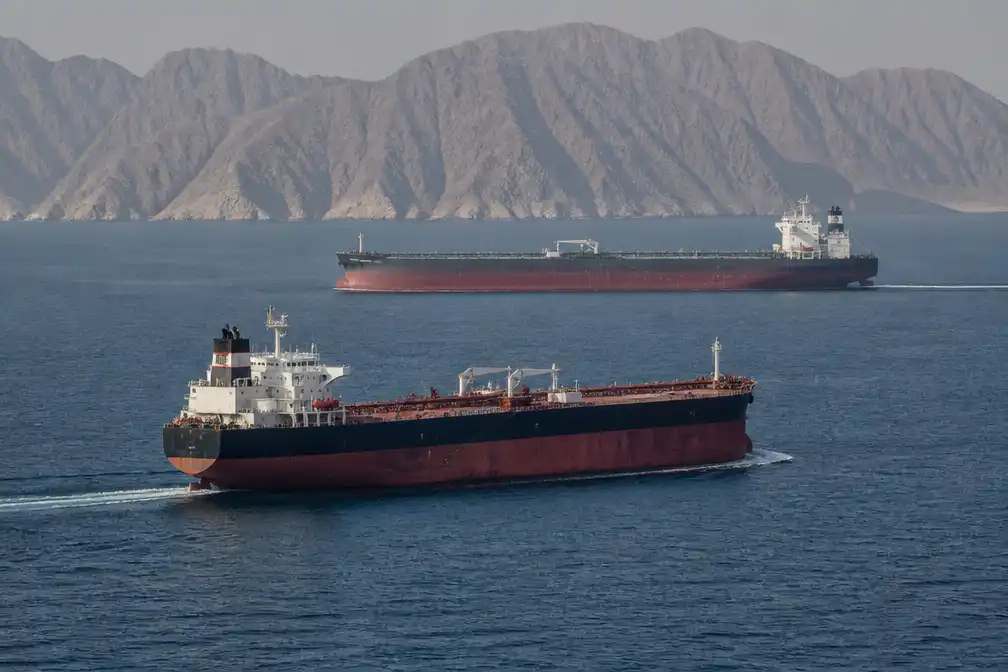 Twee tankers keren om in Straat van Hormuz