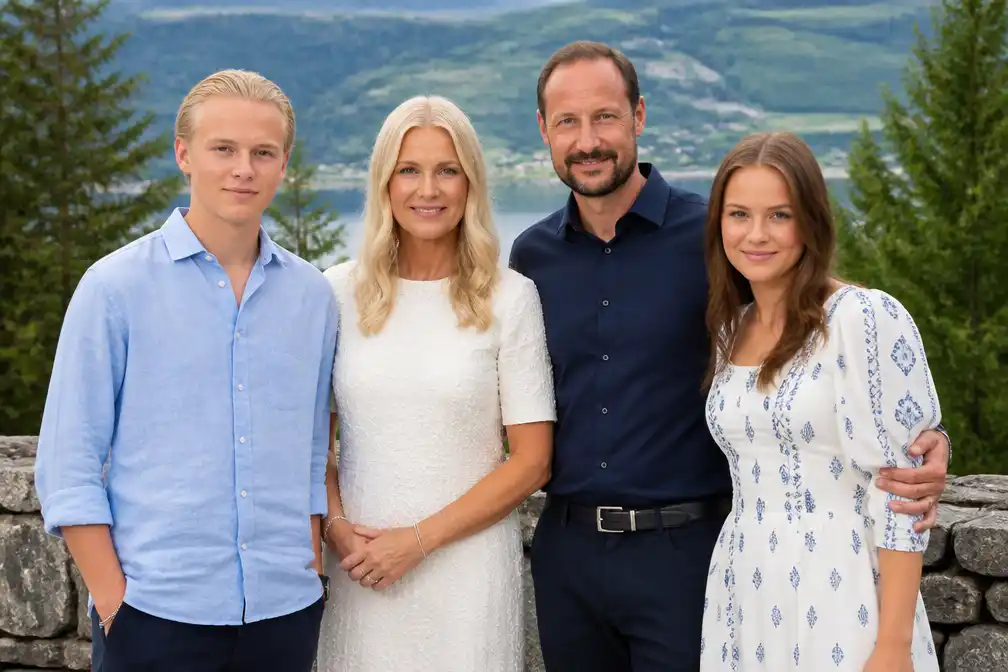 Noors hof deelt nieuwe gezinsfoto op 53e verjaardag Mette-Marit
