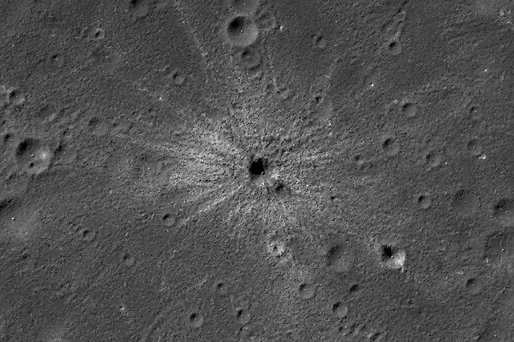 NASA toont beelden van krater na maaninslag SpaceX-raket
