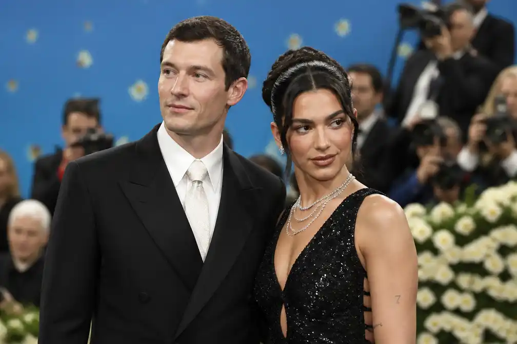 Callum Turner hint op babyplannen met Dua Lipa