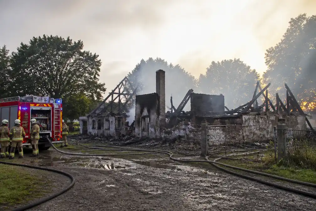 Leegstaande boerderij in Oostnieuwkerke uitgebrand, brandstichting niet uitgesloten