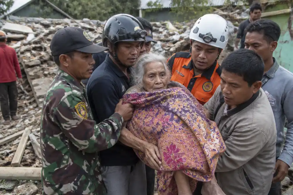 Vrouw (84) na drie dagen levend gered onder puin na aardbeving Indonesië