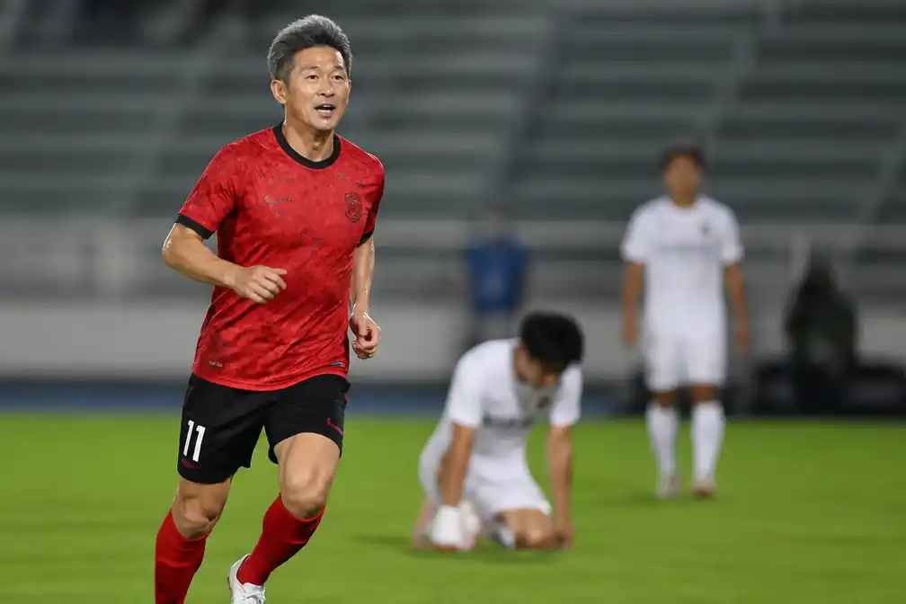 Kazuyoshi Miura (59) scoort tweemaal en is oudste scorer in Japanse beker