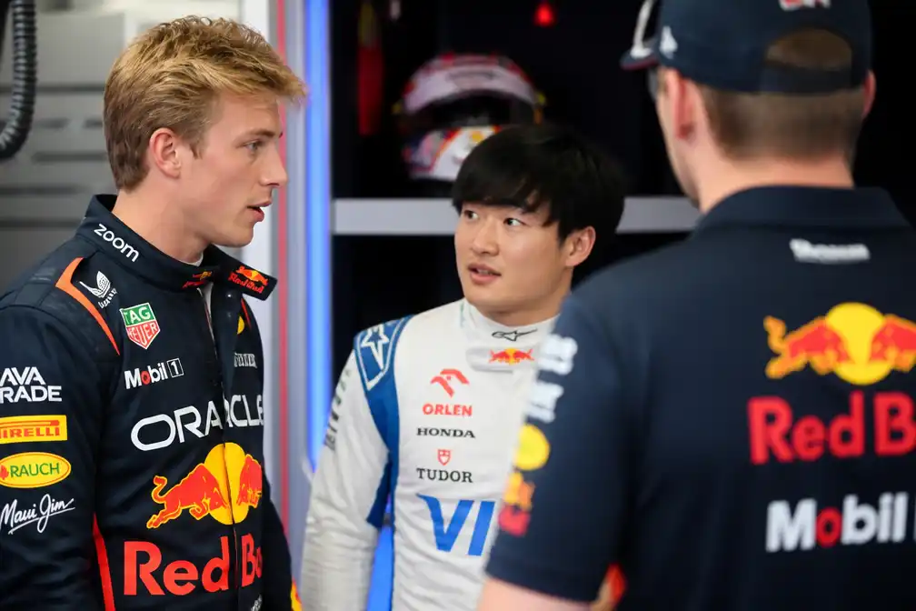 Tsunoda van Grieks strand geplukt, Lawson vervangt geblesseerde Hadjar naast Verstappen