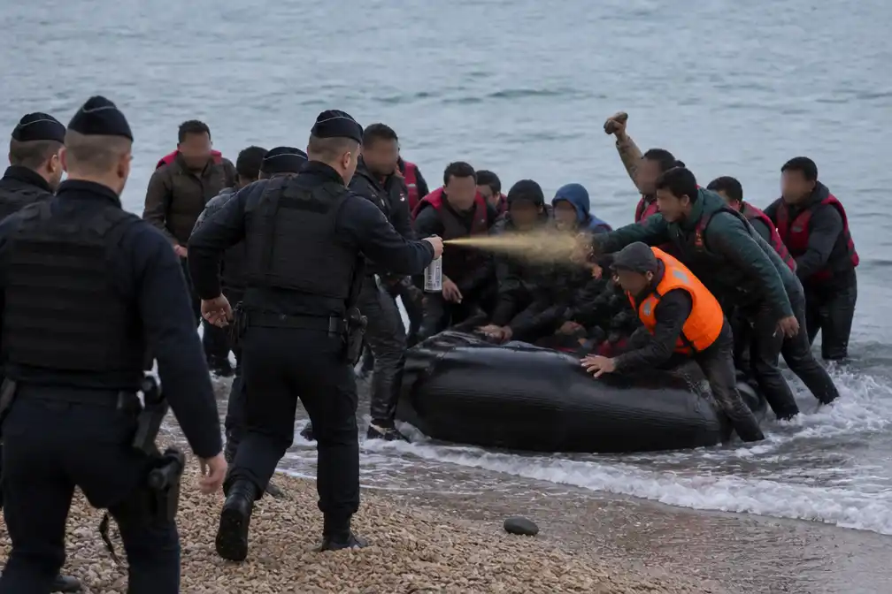 Beelden tonen botsing Franse politie en migranten om opblaasboot naar VK