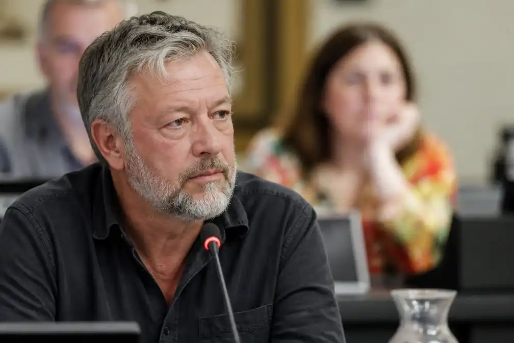 Acteur Dirk Tuypens (60) verlaat Mechelse gemeenteraad na 7,5 jaar PVDA-fractieleiderschap