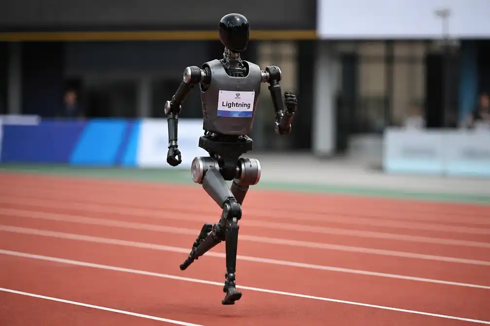 Chinese robot Lightning sneller dan Bolt op 100 meter op 22 augustus 2026