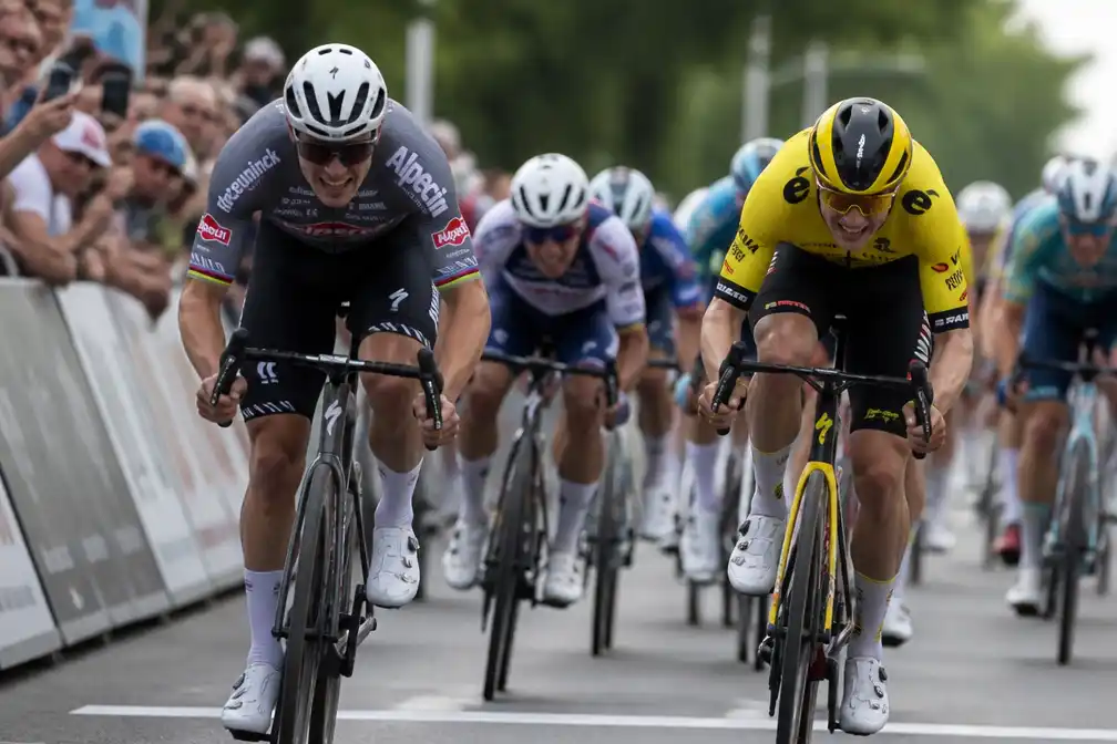 Philipsen wint vierde etappe Renewi Tour en pakt leiderstrui van Berckmoes