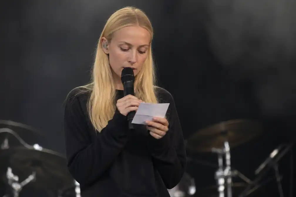 S10 staat op Lowlands stil bij overlijden tweelingbroer Emiel