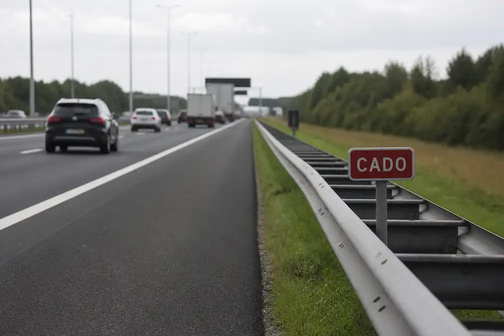 Regionale kranten leggen betekenis van CADO-borden langs snelweg uit