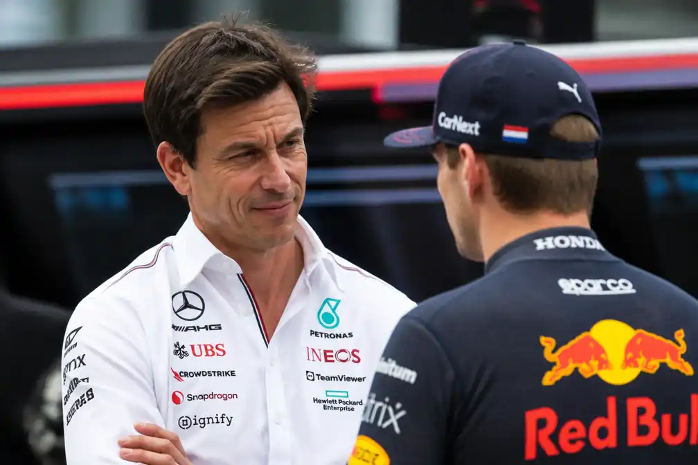 Wolff noemt langer verblijf Verstappen bij Red Bull logisch en sluit samenwerking niet uit