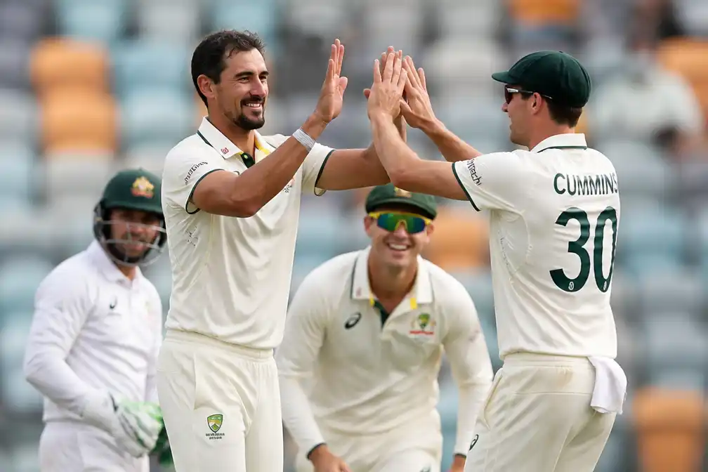 Starc pakt tien wickets, Australië wint met innings en 51 runs van Bangladesh