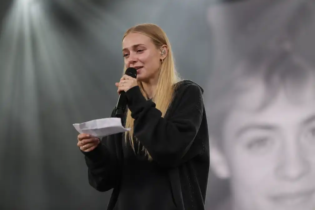 S10 gedenkt overleden tweelingbroer Emiel tijdens Lowlands