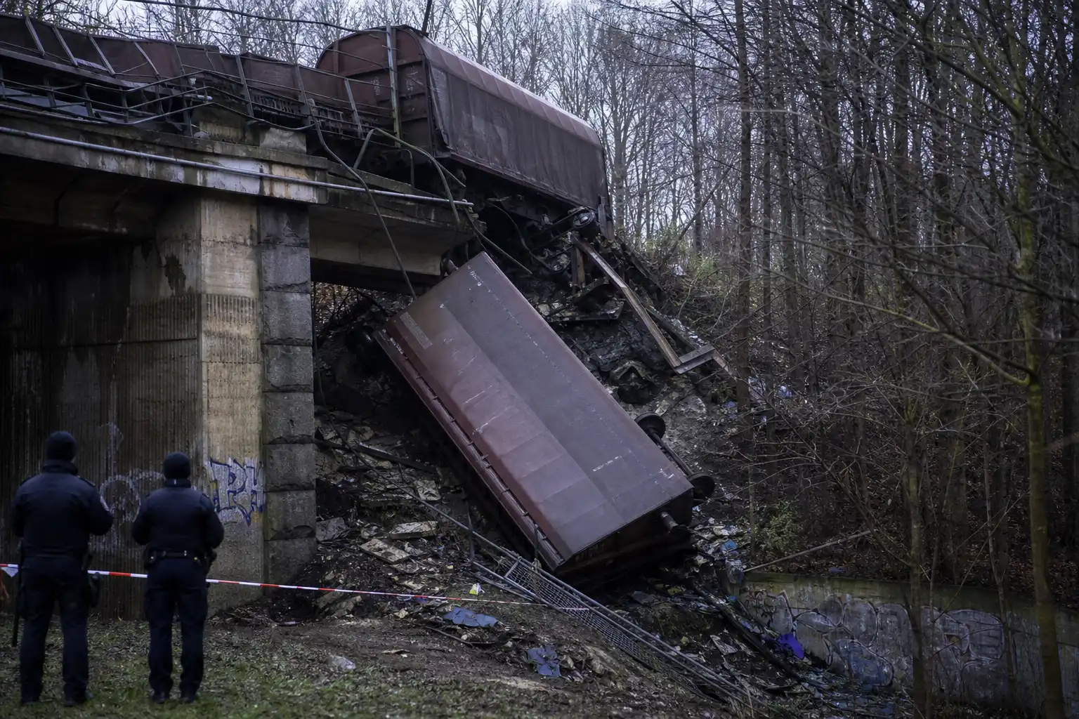Goederentreinwagons storten van brug in München, één dode en één gewonde