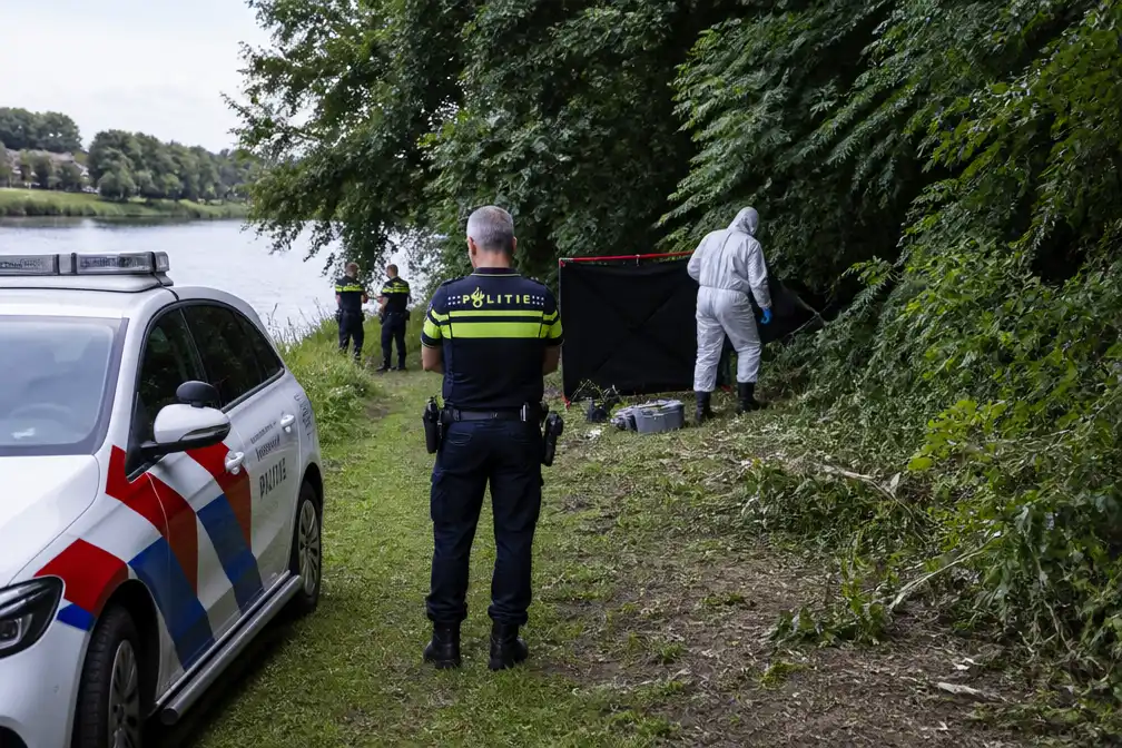 Politie identificeert dode vrouw langs Maas in Venlo; gaat uit van misdrijf