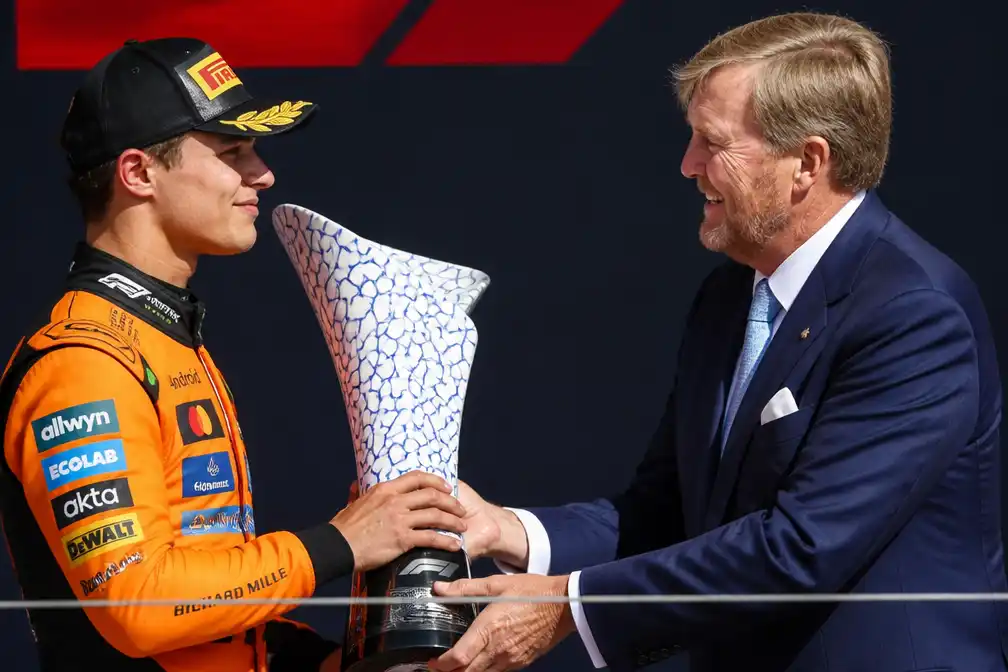 Koning Willem-Alexander sprak Nederlands met GP-winnaar Lando Norris