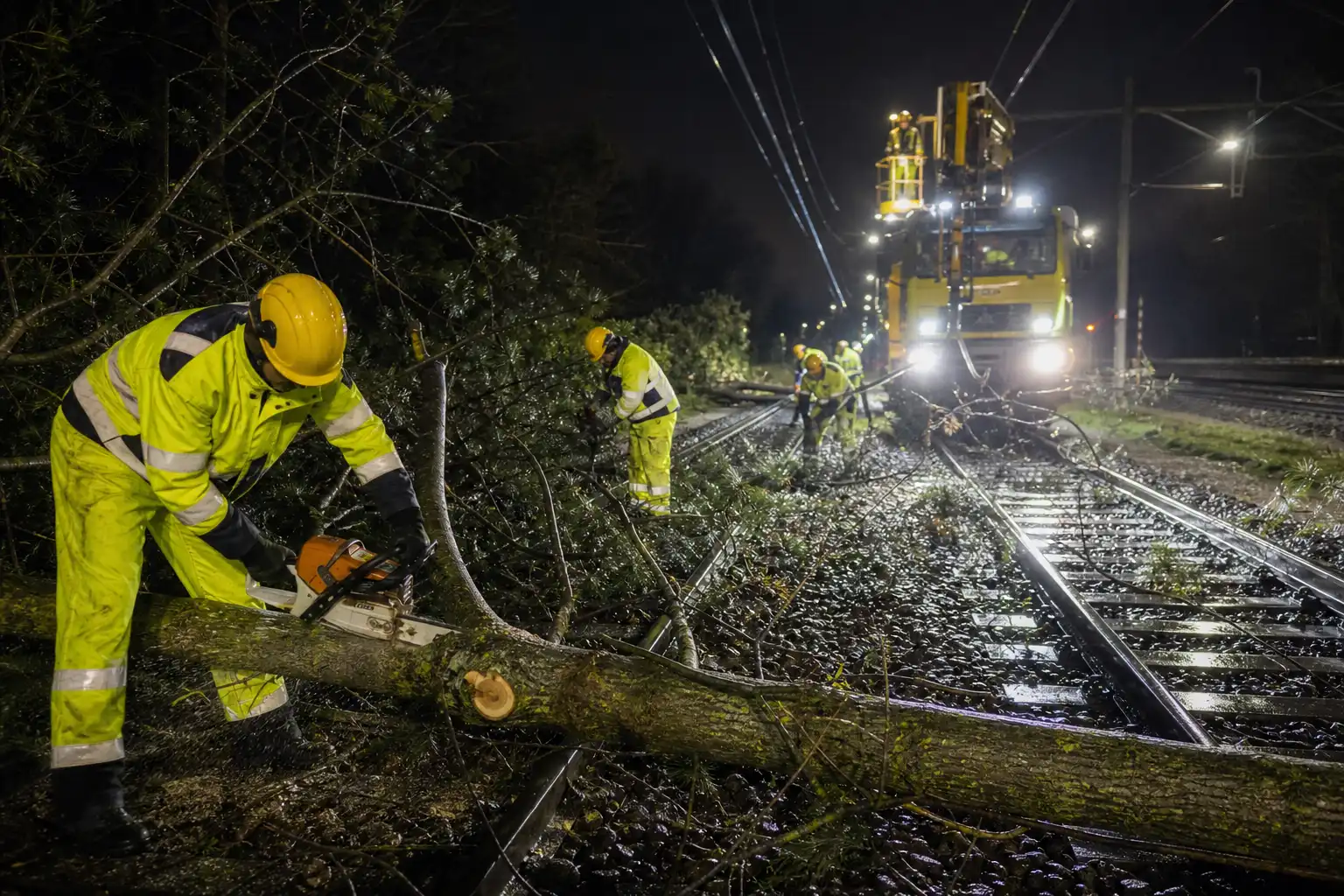 ProRail: storm zorgt voor veel problemen op het spoor