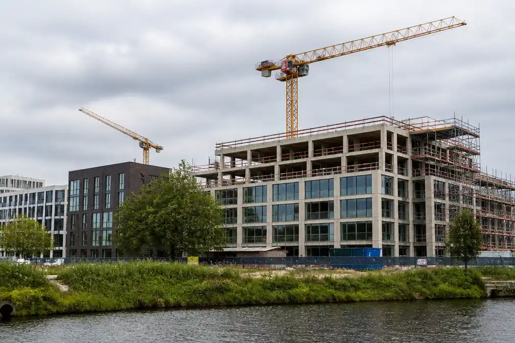 EIB: ombouw bestaande gebouwen lost woningtekort niet op