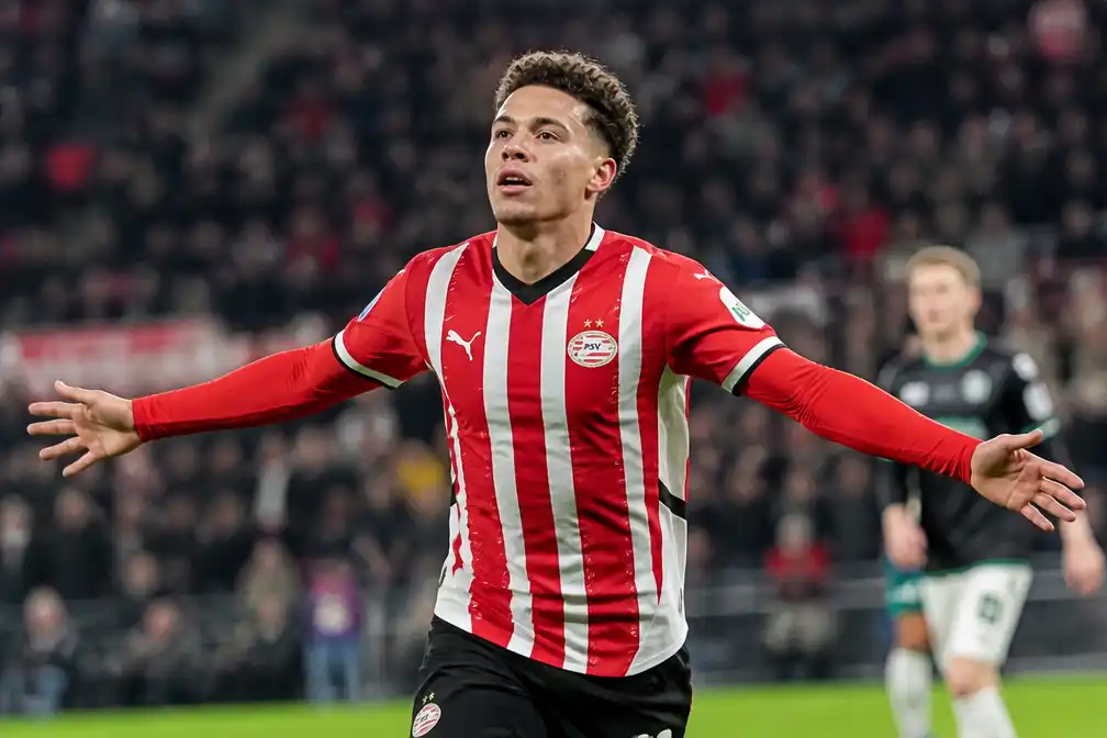 Ruben van Bommel imponeert bij PSV in 5-1 zege, bijna jaar na knieblessure