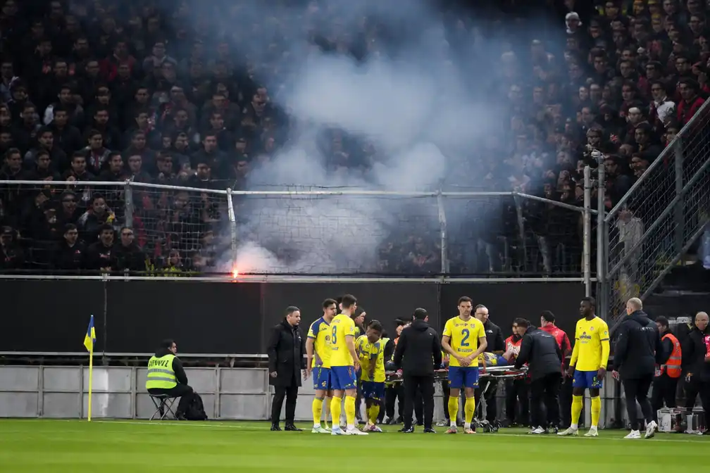 Vijf gewonden door vuurwerk bij Cambuur-Feyenoord in Leeuwarden