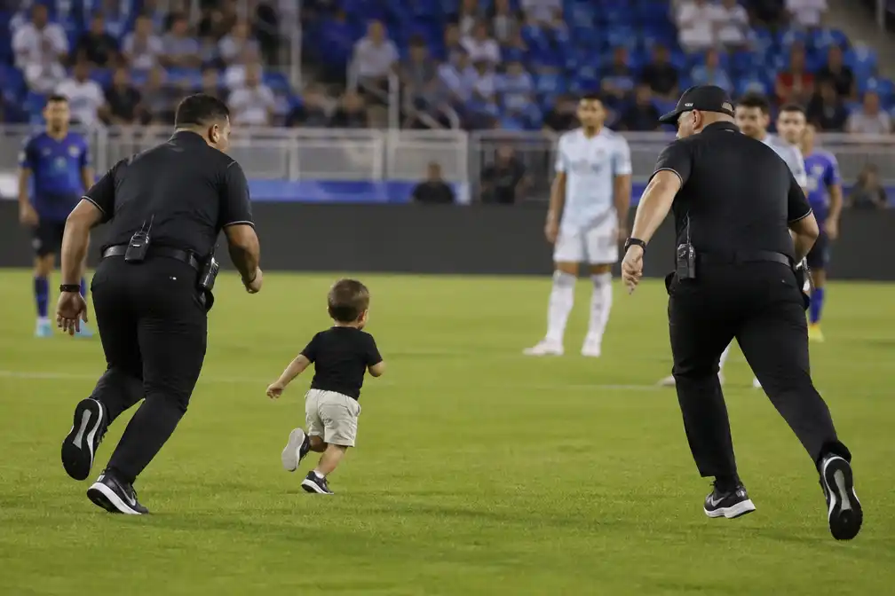 Dreumes bestormt het veld bij San Jose Earthquakes-Minnesota United