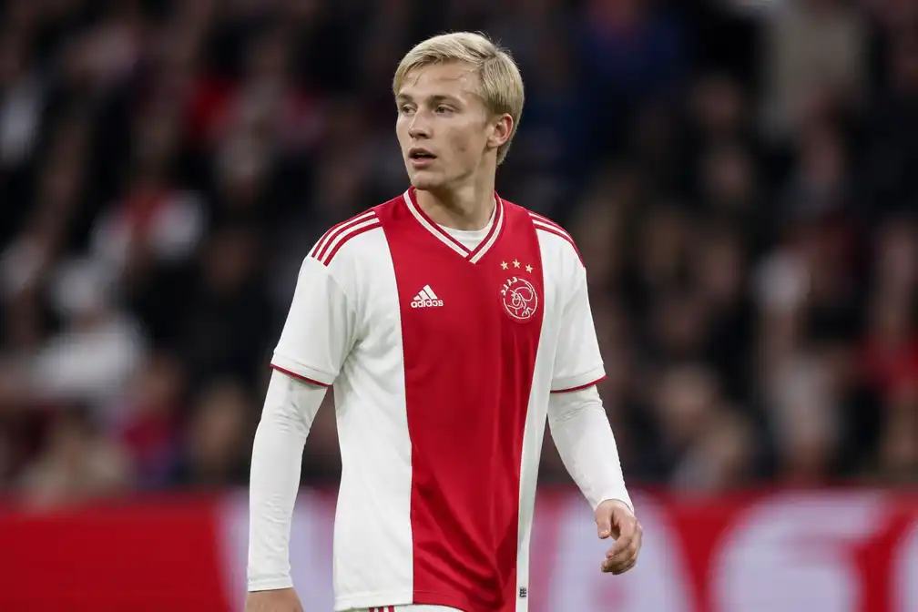 Ajax-middenvelder Sivert Mannsverk definitief naar Sparta Praag
