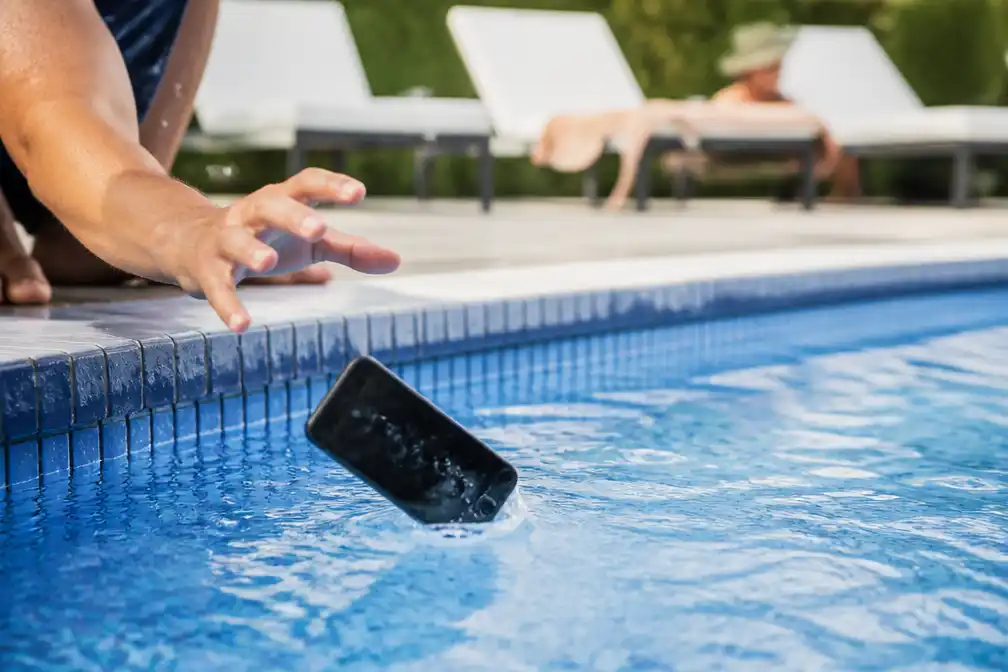 Wie betaalt als je telefoon in het zwembad valt? Verzekeringsvraag uitgelegd