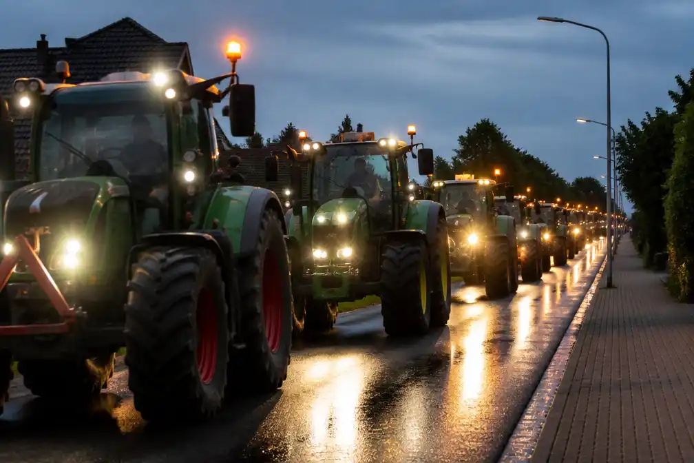 Boerenprotest in Vriezenveen met 170 trekkers tegen stikstofbeleid