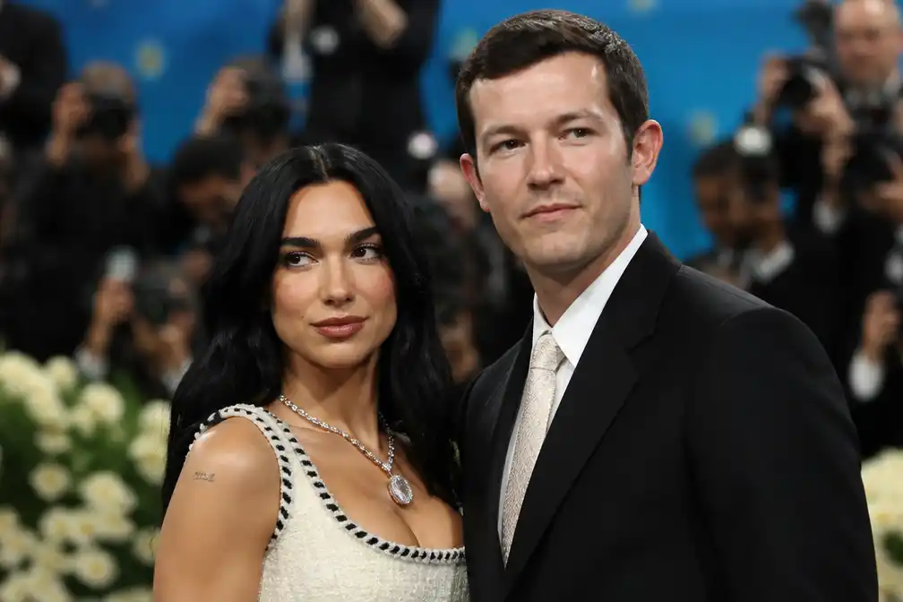 Dua Lipa noemt bruiloft met Callum Turner 'magisch' in eerste reactie