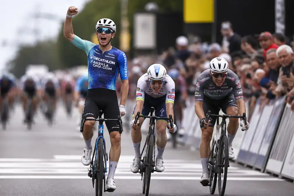 Olav Kooij wint vierde etappe Ronde van België, derde zege sinds rentree