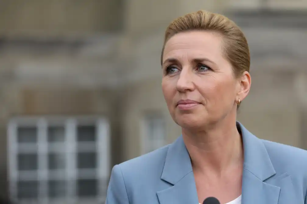 Deense premier Frederiksen pareert schoonheidstip van plastisch chirurg