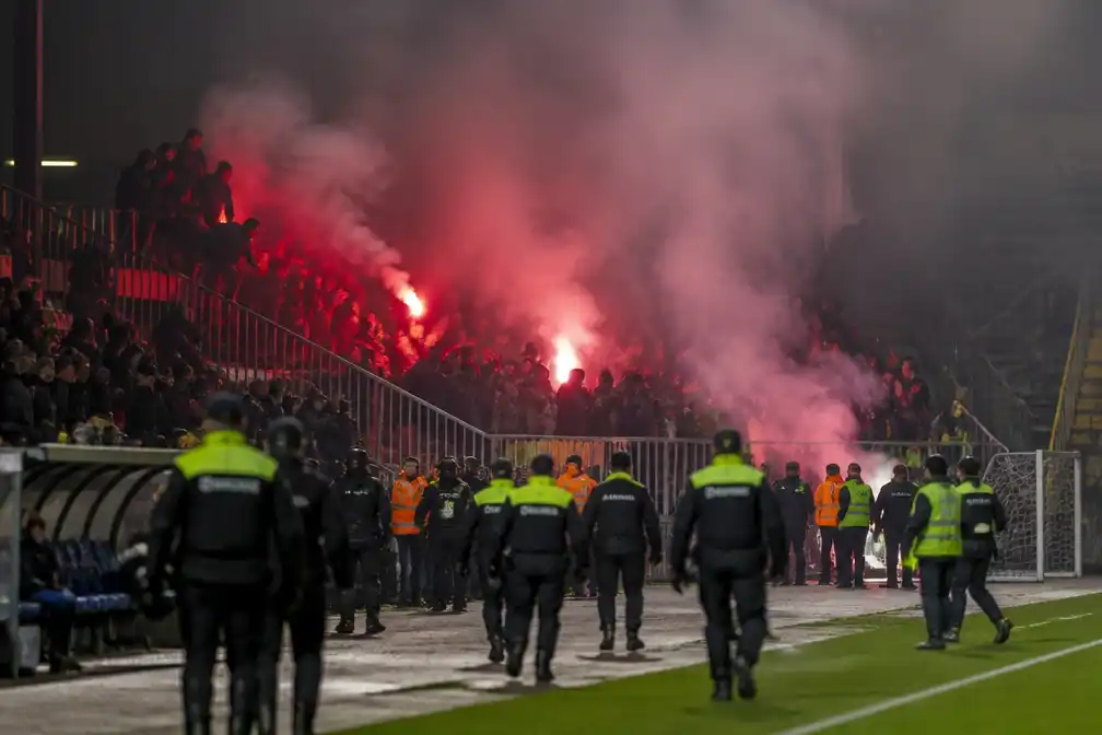 Rotterdam Radicals bagatelliseert vuurwerkgeweld bij Cambuur-uitwedstrijd